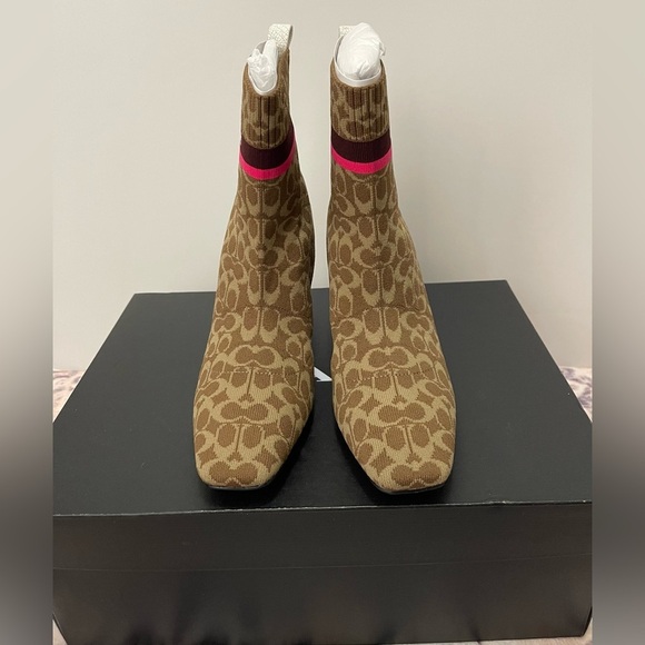 Coach Tasha Signature Knit Bootie, Brown Size
6.5 - Picture 4 of 5